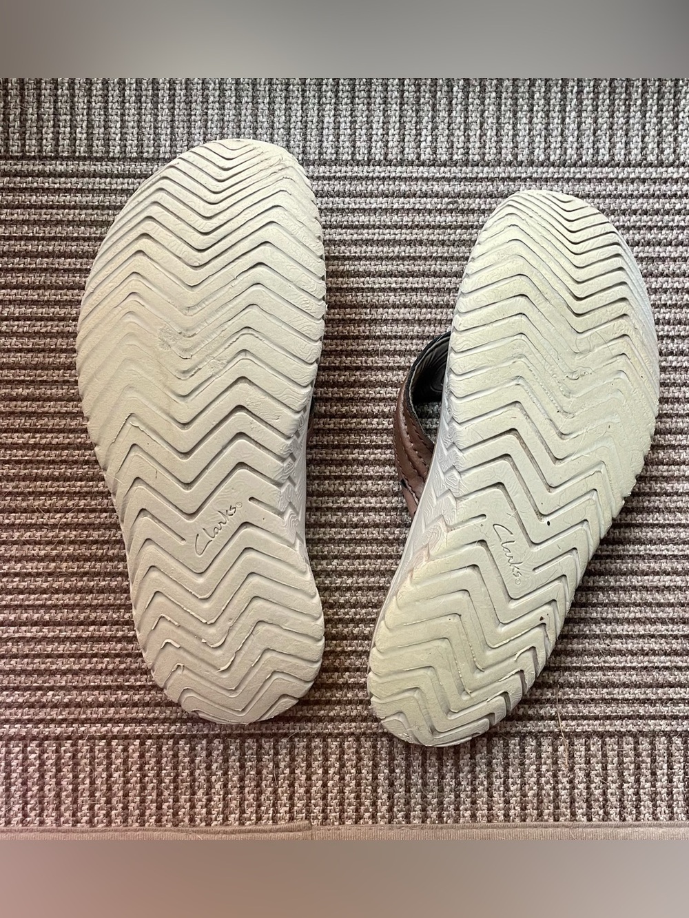 Clarks Brown Leather Thong Sandals with Cream Footbed - Picture 2 of 3